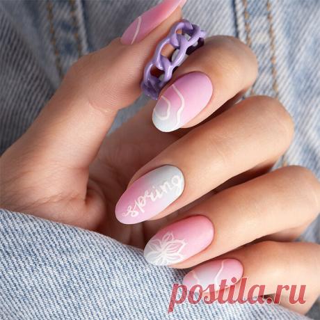 Нежные нюдовые цвета морозной пастели по типу умиротворяющих Pink Frost, Blue Aura и Digital Mist Shimmer будут популярны весной и летом 2026. Выглядят они сдержанно и элегантно, хороши для ногтей любой длины.