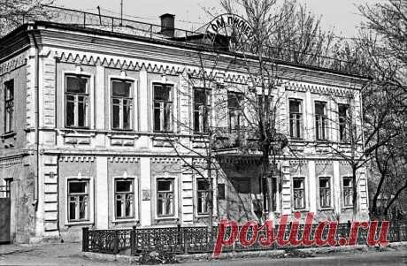 77. Здание бывшего «Дома пионеров»по ул. Комсомольской. 1990 год