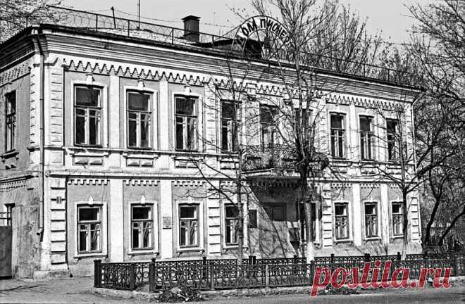 77. Здание бывшего «Дома пионеров»по ул. Комсомольской. 1990 год