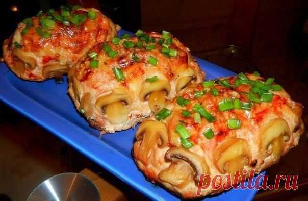 Куриное филе с фаршем, грибами и перцем