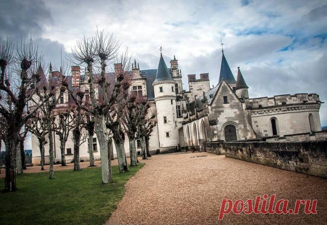 Призрак замка Амбуаз Леонардо да Винчи
Первое упоминание о замке Амбуаз датируется 504 годом. Он входит в число самых древних памятников истории Франции.
Изначально замок Амбуаз был фортом, возведенным вблизи вод реки Луары. Крепость не единожды перестраивали. Из заурядного бастиона она превратилась в шедевр архитектурного искусства, и использовался в качестве резиденции монархов.