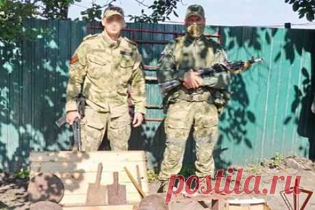 Росгвардейцы во время разминирования нашли личные вещи немецкого солдата. В Донецкой народной республике (ДНР) росгвардейцы во время разминирования местности обнаружили личный опознавательный знак, оружие, элементы обмундирования, бытовые предметы и знаки отличия военнослужащего вермахта. Военные собираются передать находки местным школам и краеведческим музеям.