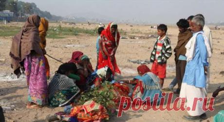 В Индии похоронили женщину, которую бил муж. Через неделю она вернулась домой . Милая Я