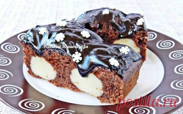 Шоколадный пирог с творожным кремом 

Ингредиенты: 
Для шоколадного теста: 
- 2 стакана муки; 
- 2 стакана сахара; 
- 2 яйца; 
- 1,5 ч. л. разрыхлителя; 
- 6 ст. л. какао; 
- 1 стакан молока; 
- 1/3 стакана растительного масла; 
- 1 стакан кипятка. 

Для творожных шариков: 
- 300 г творога 
- 1 яйцо; 
- 2-3 ст. л. сахара; 
- 1 пакетик ванильного сахара; 
- 2-3 ст. л. муки; 
- 40 г кокосовой стружки. 

Для шоколадной глазури: 
- 25 г сливочного масла; 
- 2 ст. л. какао; 
- ...