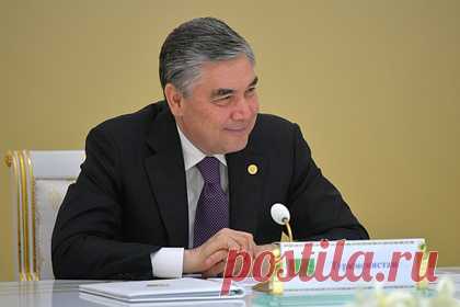 Туркменских учителей обязали обновить портреты президента в классах за свой счет. Чиновников, учителей и руководителей предприятий в Лебапском велаяте Туркмении обязали за свой счет обновить портреты президента страны Гурбангулы Бердымухамедова из-за смены цвета его пиджака с черного на темно-синий. Стоимость одного изображения политика в рамке достигает 100 манатов (около 2100 рублей).