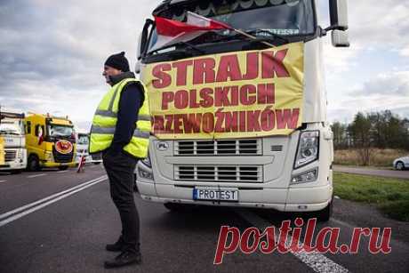 Польские дальнобойщики продолжили протесты на границе с Украиной. Польские дальнобойщики продолжили начатые в понедельник протесты и перекрытие границы с Украиной до третьего декабря. Сообщается, что дальнобойщики заблокировали пропускные пункты Ягодин — Дорогуск, Рава-Русская — Хребенне, Краковец — Корчова. Их возмущает дешевизна услуг украинских дальнобойщиков.