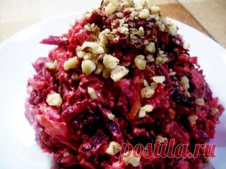 Очень вкусный салатик — «Пиковая дама» 
Свёклу для салата следует брать насыщенного бордового цвета. Салат можно заправлять и майонезом, и оливковым маслом.
Ингредиенты:
— 1 свекла
— 1 соленый огурец
— 2 зубчика чеснока
— 35 гр грецких орехов
— 1 яблоко
— 80 гр майонеза
— 35 гр чернослива
Для приготовления салата нужно взять вареную свеклу, соленый огурец, ядра грецких орехов, зеленое яблоко, чернослив, чеснок и майонез.Свеклу очистить и натереть на крупной терке.
Черносли...