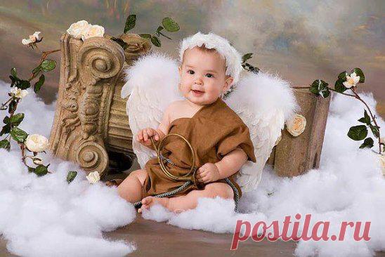 Кто сказал, что у дятла не болит голова? 
Что кукушка не плачет, покидая птенцов? 
Не сжимается страхом под косою трава? 
Что не грустно мгновеньям от боя часов? 
Кто сказал, что не даст тебе шанса река, 
если дважды захочешь в неё ты зайти? 
И что эхо от крика души никогда 
не услышит идущий с тобой по пути? 
Кто сказал, что за счастье нам надо платить? 
Даже если оплачены впрок все долги… 
Только там, в вышине, могут всё объяснить… 
Только там отзовутся на стон «Помоги!»…