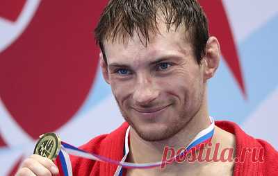 Российские самбисты завоевали четыре золотые медали во второй день ЧМ. Победителями стали Артем Тадин, Сергей Кирюхин, Таисия Киреева и Анастасия Луканина