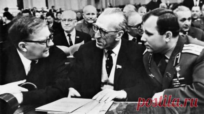 Д. Шостакович и Ю. Гагарин #Ленинград 1967
Shostakovich and Yuri Gagarin in Leningrad in 1967