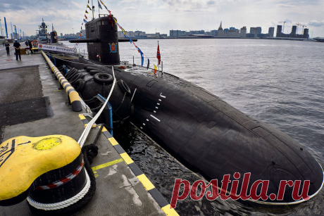 Воздушная зависимость. Что мешает подводному флоту России - Газета.Ru ВМФ России в 2022 году готовится принять вторую неатомную подводную лодку проекта 677 «Лада» «Кронштадт». «Газета.Ru» разбиралась, почему проект несколько раз возвращался на доработку, какую проблему пытаются решить конструкторы и почему атомные подлодки в России до сих пор не заменили дизель-электрические субмарины.