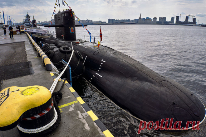 Воздушная зависимость. Что мешает подводному флоту России - Газета.Ru ВМФ России в 2022 году готовится принять вторую неатомную подводную лодку проекта 677 «Лада» «Кронштадт». «Газета.Ru» разбиралась, почему проект несколько раз возвращался на доработку, какую проблему пытаются решить конструкторы и почему атомные подлодки в России до сих пор не заменили дизель-электрические субмарины.