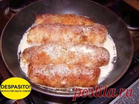 "Куриные рулетики с грибами и сыром в сметанном соусе"
Ингредиенты:
Филе куриное — 4 шт
Грибы (свежие или замороженные ) — 200 г
Сыр твердый — 4 ст. л.
Лук репчатый (средний) — 1 шт
Соль (по вкусу)
Перец черный (молотый по вкусу)
Масло растительное — 100 г
Сметана — 200 г
Чеснок — 5 зуб.
Укроп (свежий мелко нарезанный) — 2 ст. л.
Приготовление:
1. Грудки отбить, посолить и поперчить.
2. Грибы и лук мелко порезать, обжарить на сковородке, слегка подсолив и поперчив. Дать остыть.