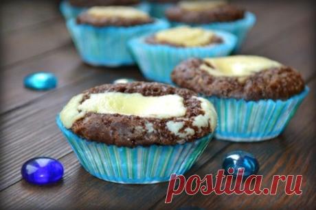 Шоколадные кексы с творожным кремом.