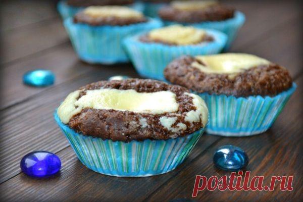 Шоколадные кексы с творожным кремом.