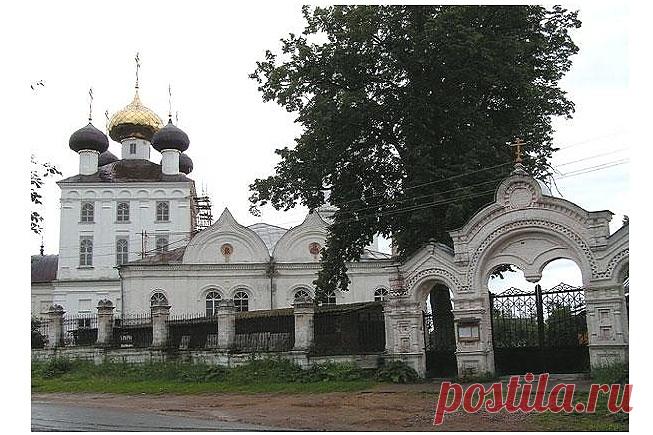 Полное название Крестовоздвиженской Церкви – Церковь Воздвижения Честнаго и Животворящего Креста Господня. Располагается она в селе Свердлово, принадлежащей теперь Тверской области, Конаковского района.  |  Крестовоздвиженская Церковь