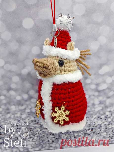 PDF Лошадка в костюме Деда Мороза крючком. FREE crochet pattern; Аmigurumi toy patterns. Амигуруми схемы и описания на русском. Вязаные игрушки и поделки своими руками #amimore - маленькая лошадь к Новому году, новогодняя лошадка из обычной пряжи, конь, ёлочная игрушка.