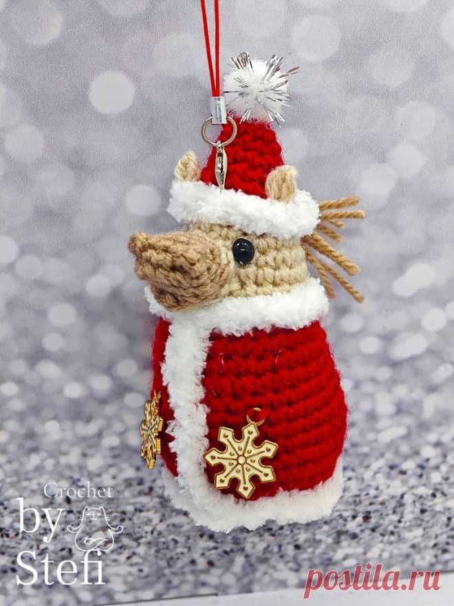 PDF Лошадка в костюме Деда Мороза крючком. FREE crochet pattern; Аmigurumi toy patterns. Амигуруми схемы и описания на русском. Вязаные игрушки и поделки своими руками #amimore - маленькая лошадь к Новому году, новогодняя лошадка из обычной пряжи, конь, ёлочная игрушка.