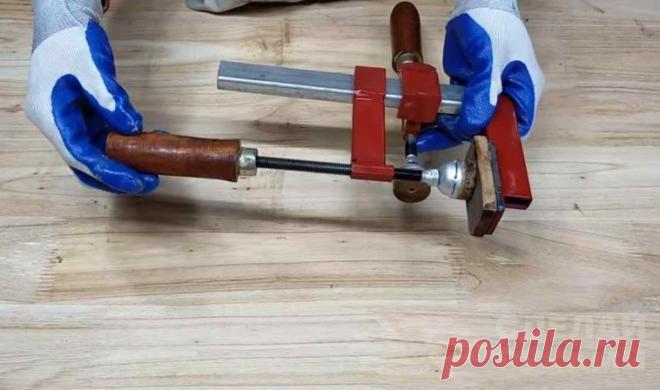 Универсальный F-образный зажим для слесарных и сварочных работ - Самоделкино - медиаплатформа МирТесен Часто в процессе изготовления каких-либо изделий и самоделок обычными струбцинами не удается облегчить себе работу. Приходится мудрить и изобретать что-то более подходящее. В данном обзоре автор показывает, как сделать своими руками универсальный F-образный зажим для слесарных и сварочных работ....