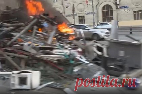 В Москве мусоровоз сбросил на шоссе горящую гору хлама и попал на видео. В центре Москвы куча хлама загорелась, выпала из мусоровоза и попала на видео. На кадрах, снятых в районе станции метро «Тульская», видно груду металлических и пластиковых конструкций. Над ней поднимается столб черного дыма, также видно пламя. Из-за пожара затруднено движение по Варшавскому шоссе.