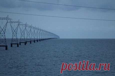 Como as linhas de energia do Lago Pontchartrain, Louisiana, EUA mostram de forma simples e clara a curvatura da Terra