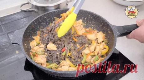Одно из любимых блюд в нашей семье: гречневая лапша в азиатском соусе - Будет вкусно - 30 июня - Медиаплатформа МирТесен Гречневая лапша – одно из самых любимых блюд в нашей семье. Расскажу, как правильно её приготовить и подать. Для начала нужно порезать одну луковицу. Также измельчаем с помощью ножа 6-7 зубчиков чеснока. Берём кусочек куриной грудки (400 граммов), нарезаем его на небольшие кусочки. Складываем их в - 30 июня - 43802295906 - Медиаплатформа МирТесен