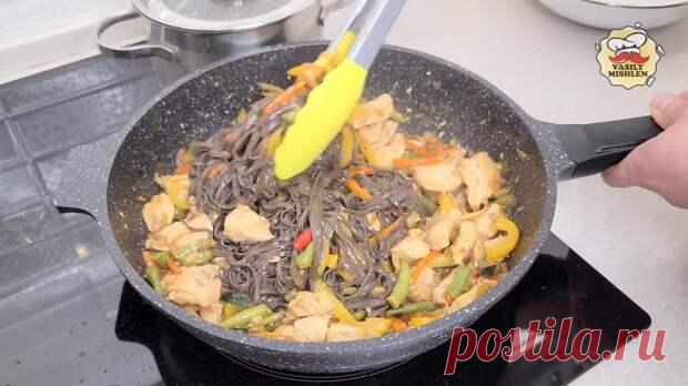 Одно из любимых блюд в нашей семье: гречневая лапша в азиатском соусе - Будет вкусно - 30 июня - Медиаплатформа МирТесен Гречневая лапша – одно из самых любимых блюд в нашей семье. Расскажу, как правильно её приготовить и подать. Для начала нужно порезать одну луковицу. Также измельчаем с помощью ножа 6-7 зубчиков чеснока. Берём кусочек куриной грудки (400 граммов), нарезаем его на небольшие кусочки. Складываем их в - 30 июня - 43802295906 - Медиаплатформа МирТесен