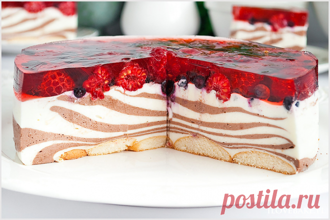Sernik zebra na zimno - I Love Bake Sernik zebra na zimno z owocami i galaretką na biszkoptach. Dwie warstwy sernika jedna śmietankowa, natomiast druga kakaowa z zatopionymi malinami i jagodami.