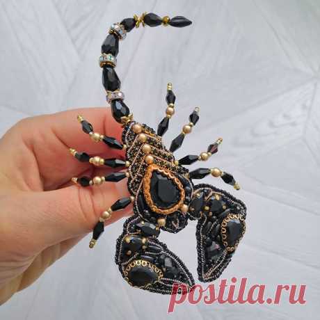 Красивый хищник🦂
⠀
Не хотела бы я оказаться один на один с этим хищником. Но наш совершенно не опасен, а наоборот притягивает взгляды!
⠀
Они уже пользуются успехом среди моих клиентов!
⠀
Оригинальные, эффектные, эксклюзивные - и вот вы уже уверены в себе на 200%.
⠀
Хочешь, чтобы мужчины оборачивались, а подруги взорвали Директ с сообщениями "где купила такую?", оформляй заказ.
⠀
В данной броши использованы: кристаллы люкс, жемчужины Саровски, японский бисер, натуральная к...
