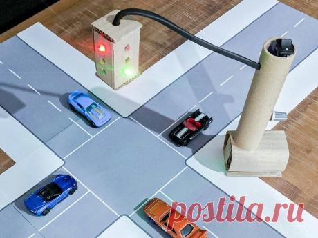 Подвесная модель светофора Подвесная модель светофора прикреплена куском витой пары к импровизированному столбу с регулятором скорости и съёмной подставкой, внутри которой расположен батарейный отсек. Всё вместе ставится на макет местности сбоку от перекрёстка так, чтобы светофор находился над его центром. Такую самоделку