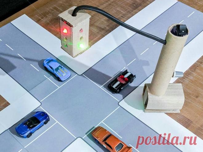 Подвесная модель светофора Подвесная модель светофора прикреплена куском витой пары к импровизированному столбу с регулятором скорости и съёмной подставкой, внутри которой расположен батарейный отсек. Всё вместе ставится на макет местности сбоку от перекрёстка так, чтобы светофор находился над его центром. Такую самоделку
