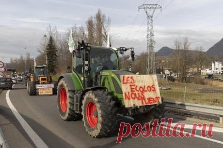 Появились кадры с бронетехникой на улицах Парижа из-за протеста фермеров. Министерство внутренних дел Франции приняло решение усилить меры безопасности в Париже и привлечь для охраны правопорядка 15 тысяч полицейских, бронемашины и вертолеты, поскольку фермеры объявили о начале «осады» Парижа из-за недовольства политикой французского правительства.