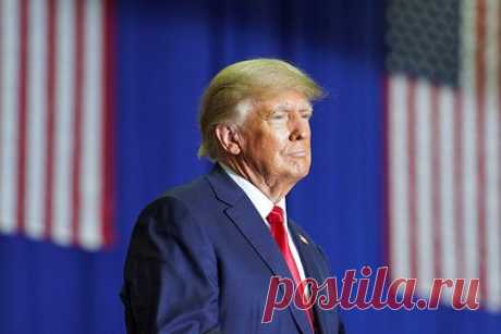 Трамп обратился в Верховный суд США из-за обыска в его поместье. Бывший президент США Дональд Трамп направил ходатайство в Верховный суд США с просьбой временно запретить Минюсту изучение секретных документов, которые были изъяты при обыске в его поместье. В конце сентября Апелляционный суд 11-го округа Атланты одобрил запрос Минюста на работу с изъятыми документами.