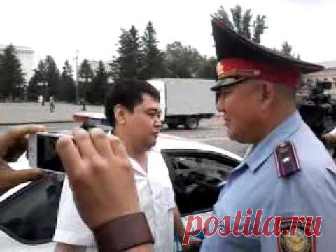 Житель Уральска перекрыл вход в акимат автомобилем с надписью "Нет бензина" (фото, видео)