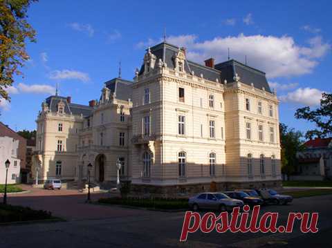 Дворец Потоцких 
г. Львов, ул. Коперника, 15
Дата:1880 г.
Авторы:архит. Л. Д. Оверни, Ю. Цибульський
Описание:Здание кирпичное, оштукатуренное, вытянутое по поперечной оси, Н-образное в плане, с развитым центральным ризалитом и боковыми крыльями, двух-, а частично трехэтажное с мансардами. Фасады рустованы, декорированы фигурными обрамленьями окон, лепными консолями балконов, балюстрадами. Парадный вход оформлен арочным портиком с лепкой