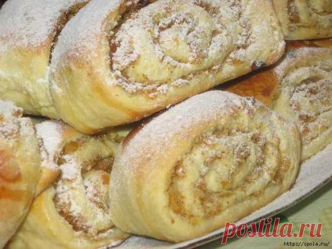 Булочки с курагой и грецкими орехами=яйца 2 шт
молоко 1 стакан
сахар 2 столовые ложки
масло сливочное 100 гр
дрожжи 1 пакетик(саф-момент)
масло растительное 20 гр
мука около 500 гр
Начинка.
курага 3 горсти
орехи фундук  или грецкие1 стакан
масло сливочное 100 гр
мёд 1 полная столовая ложка
Смазывание
желток