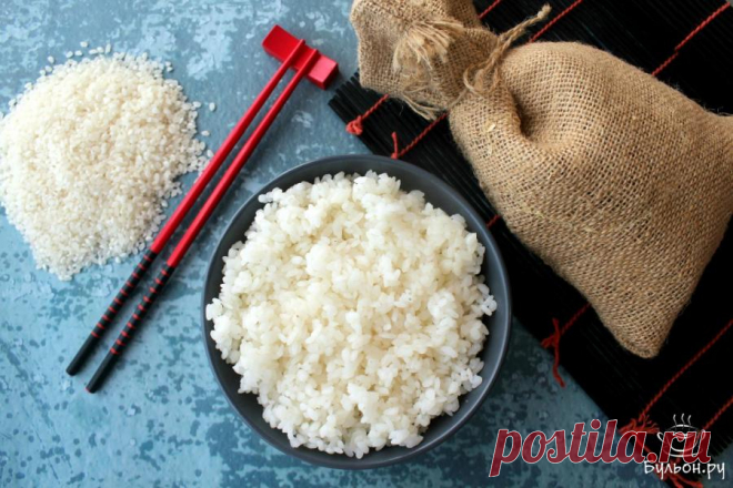 Рис для суши и роллов Очень многие дома готовят суши и роллы и, чтобы они получились вкусными, необходимо правильно приготовить рис. Для таких японских блюд надо приобрести круглозерный рис, он обладает той самой необходимой липкостью, которая не позволить роллам и суши разваливаться. Длиннозерный и другие виды риса никак нельзя использовать для данного рецепта. Просто напросто из не круглозерного риса, суши и роллы будут разваливаться.