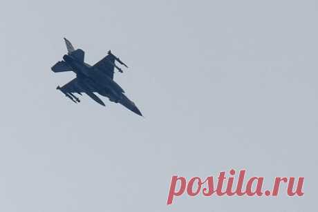 В США перехватили неопознанный аэростат. Истребители североамериканского командования противовоздушной обороны (ПВО) перехватили аэростат, пролетавший над западными районами США. Об этом сообщает представитель ведомства. По информации командования, объект «не маневрировал и не представлял угрозы национальной безопасности».