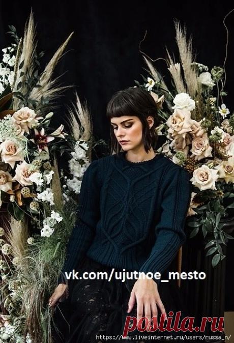 Теперь со схемой и описанием на англ.  языке.
Пуловер Nightingale (Соловей)by Norah Gaughan

Размеры: 1 (2, 3, 4, 5) 
 
Окончательный размер окружн.бюста: 81 (91, 102, 112, 122) см – с 0-5 см положительной легкостью на свободное облегание
Модель имеет бюст 86 см , рост 165 см и носит размер пуловера 2. 
 
Пряжа: Quince & Co. Lark (камвольный вес; 100% шерсть; 123 м / 134 Ярда на 50 г мотка) 
9 (10, 12, 14, 15) мотков 
 
Плотность: 20 пт. & 28 рядов = 10 см чулочной вязкой ...