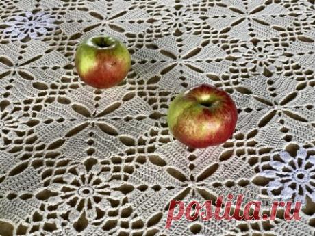 Салфетка — дорожка из квадратных мотивов. Работа Надежды Борисовой