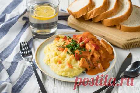 Паприкаш из курицы Паприкаш - одно из самых известных блюд венгерской кухни. Это невероятно насыщенная и ароматная подлива с тающими во рту кусочками куриного мяса.

Это отличный вариант быстрого обеда или ужина и простое в приготовлении блюдо, на нем следует учиться кулинарному мастерству: при соблюдении легкой и л