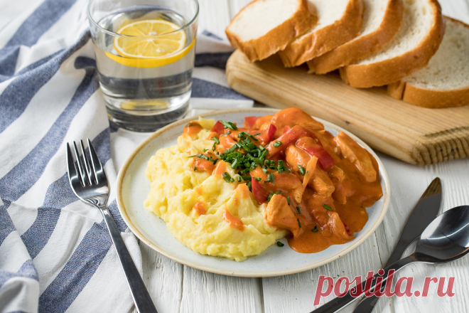 Паприкаш из курицы Паприкаш - одно из самых известных блюд венгерской кухни. Это невероятно насыщенная и ароматная подлива с тающими во рту кусочками куриного мяса.

Это отличный вариант быстрого обеда или ужина и простое в приготовлении блюдо, на нем следует учиться кулинарному мастерству: при соблюдении легкой и л