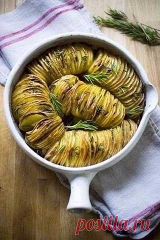 Картофельная гармошка с чесноком.

Печёная картошка в мундире – это всегда вкусно. Но даже её можно улучшить. Для этого потребуется немного поработать ножом: сделать аккуратные надрезы гармошкой и заполнить их чесноком и розмарином. С ароматом запечённой картошки может сравниться только запах розмарина, а чеснок при запекании превращается в настоящий деликатес. Картофельная гармошка даже имеет собственное название – картофель Хассельбек.

Время приготовления: 70 минут 
Пор...