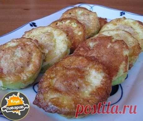 Кабачки с мясом в кляре.
Что можно сказать об этом блюде? Просто, сытно, полезно и вкусно. Попробуйте!
СОСТАВ:
Для рецепта вам понадобится:
2 – 3 молодых кабачка
300 г мяса (можно в любом раскладе – свинина, говядина, смешанный фарш, курица и даже рыба)
1 луковица
1 – 2 ломтика белого хлеба (можно и без него)
1 яйцо
Соль, перец, чеснок (по желанию)
Для кляра:
Мука – 2 столовые ложки
1 – 2 куриных яйца
2 – 3 чайные ложки молока
Соль, перец
ПРИГОТОВЛЕНИЕ:
Кабачок нарежьте на кружки толщиной
