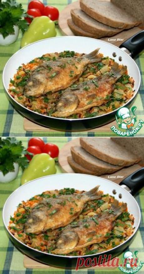 Жареные караси с овощами и рисом - кулинарный рецепт
Ингредиенты для "Жареные караси с овощами и рисом":

    Карась — 2 шт
    Мука — 2 ст. л.
    Паприка сладкая (молотая) — 1 ч. л.
    Соль (по вкусу)
    Морковь (крупная) — 1 шт
    Перец болгарский (небольшой) — 2 шт
    Помидор (крупный) — 2 шт
    Кабачок — 150 г
    Рис — 120 г
    Соевый соус — 2 ст. л.
    Чеснок — 2 зуб.
    Вода — 200 мл
    Масло растительное
    Петрушка (зелень) — 1 пуч.