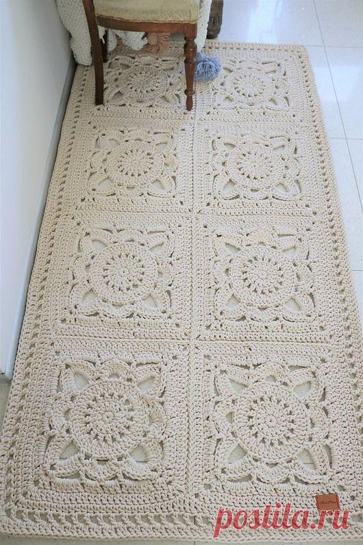 DYWAN KWIATOWY WYKONANY RĘCZNIE PLECIONY NA SZYDEŁKU ZE SZNURKA BAWEŁNIANEGO 6MM GRUBOŚĆ OK. 10MM WYKONANY Z NIEZWYKŁĄ PRECYZJĄ. NIEZWYKŁY DODATEK DO KAŻDEGO WNĘTRZA. NA ZDJĘCIU BEŻ 01 KAŻDY WYRÓB…