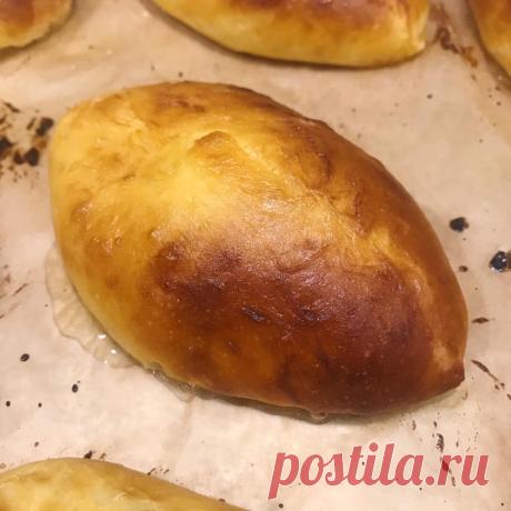 Сегодня пекла с яблоком
Не мудри!
Яблоко без кожи кубиком с горошину
Ложку столовую яблок на заготовку 50 гр и полчайной ложки сахара сверху.
Ничего никуда не выпадет
