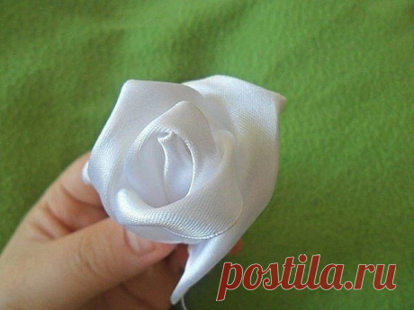 Роскошная роза из атласных лент