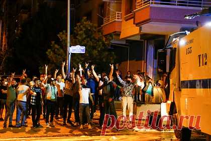 В Турции протестующие разгромили сирийский квартал из-за убийства подростка. Сотни жителей Анкары разгромили квартал, где живут сирийские беженцы, после того как один из мигрантов зарезал двух турецких мужчин в баре. Волнения захватили столицу вечером 11 августа. На видео попали кадры, как местные громят витрины магазинов, кидают камни в окна домов, поджигают автомобили.