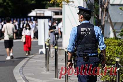 Полицейский снял видео под юбкой у школьницы с помощью кроссовки и попался